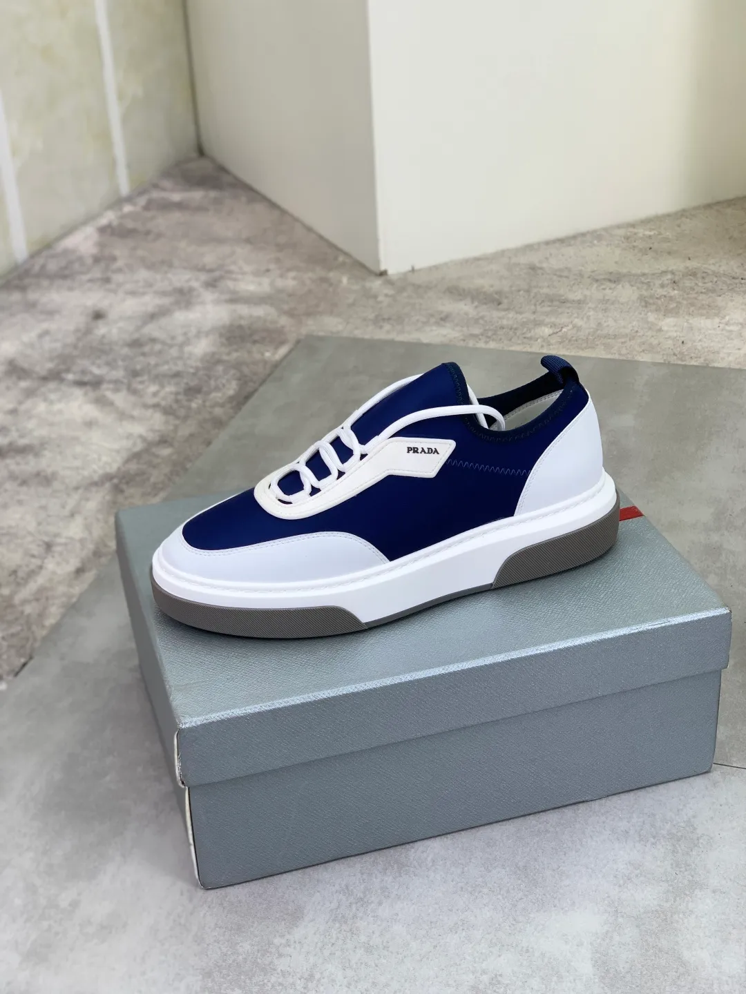 Men's shoes 💰P560💰[New style] popular models are on the official website, 🆘 Trendy brand (Prada) mainly promotes popular models, avant-garde and versatile fashion men's shoes private version mold opening, cowhide surface splicing 1:1.. Fashionable and simple, original imported cowhide lining cowhide feet; the atmosphere and personality are more fashionable, eye-catching and pursuing class. It will subvert the old idea and be a must-have for fashionistas with you! Must keep it for yourself! Tall and comfortable, large and low, high-end quality workmanship. Size: 38-44 3️⃣colors available.